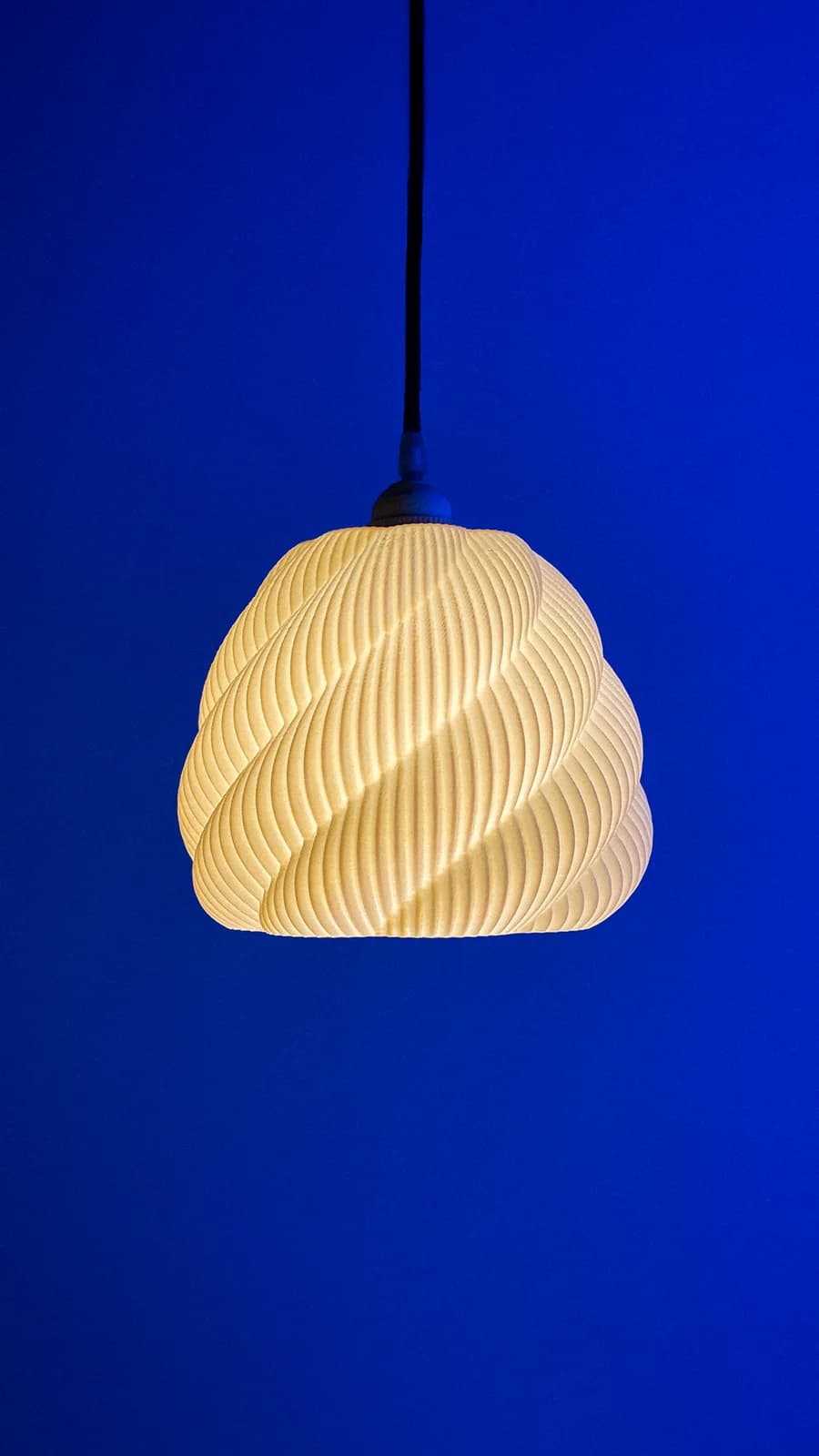 Llambë varëse moderne me abazhur të bardhë spiral 3D1