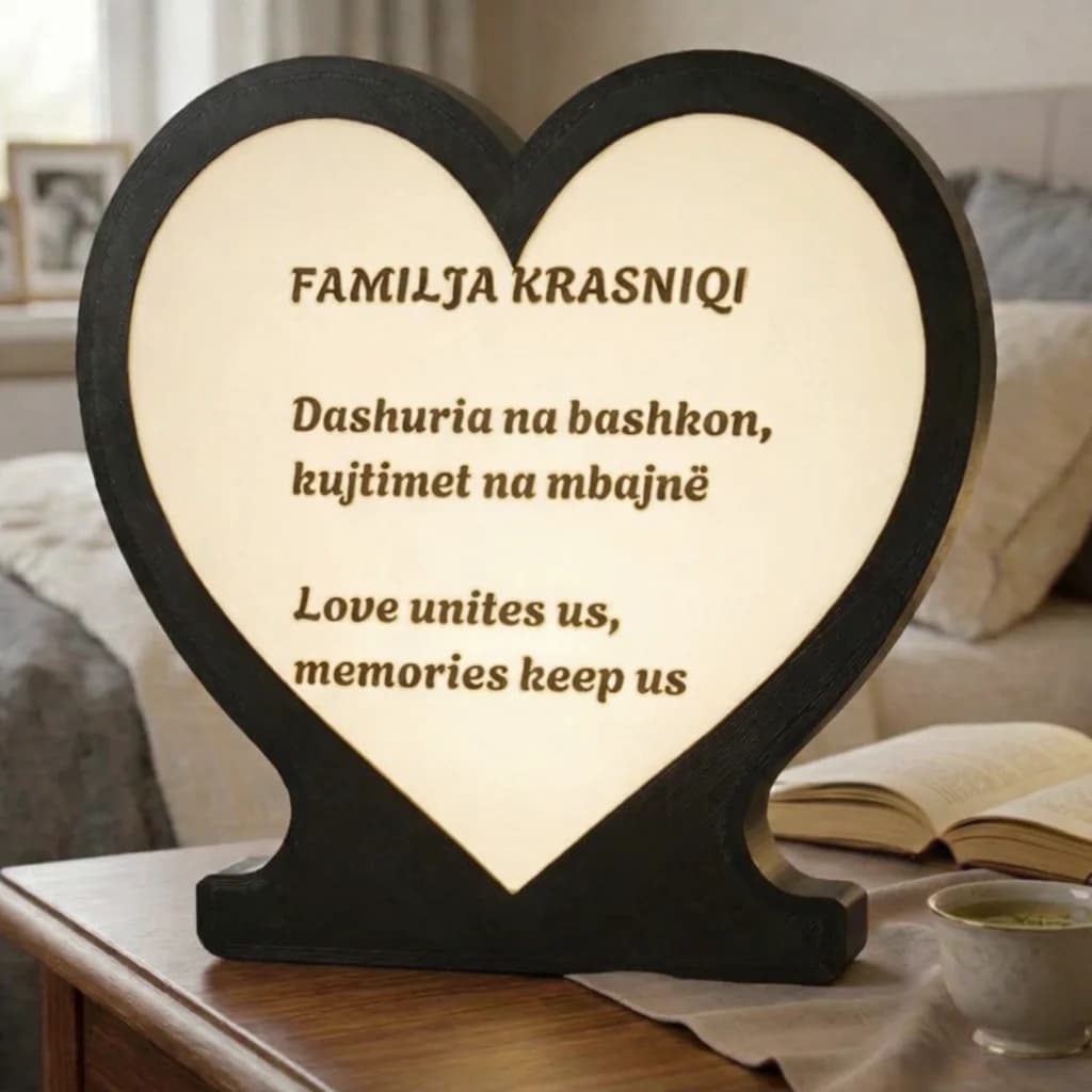 Llambë Dekorative në Formë Zemre – e Personalizuar me Emrin e Familjes